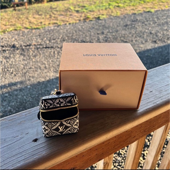 Louis Vuitton 1854 Charm - Picture 2 of 6